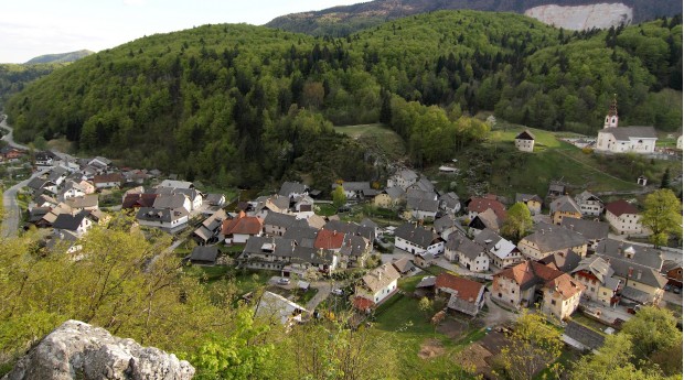 Blick auf das Dorf vom Aussichtspunkt Zijavka